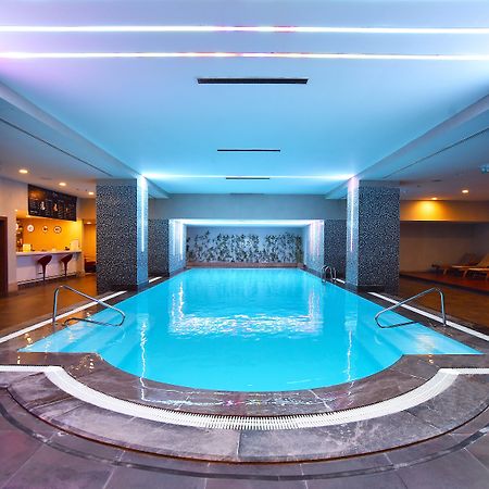 Cevahir Hotel Istanbul Asia Istambul Exterior foto The swimming pool at the hotel