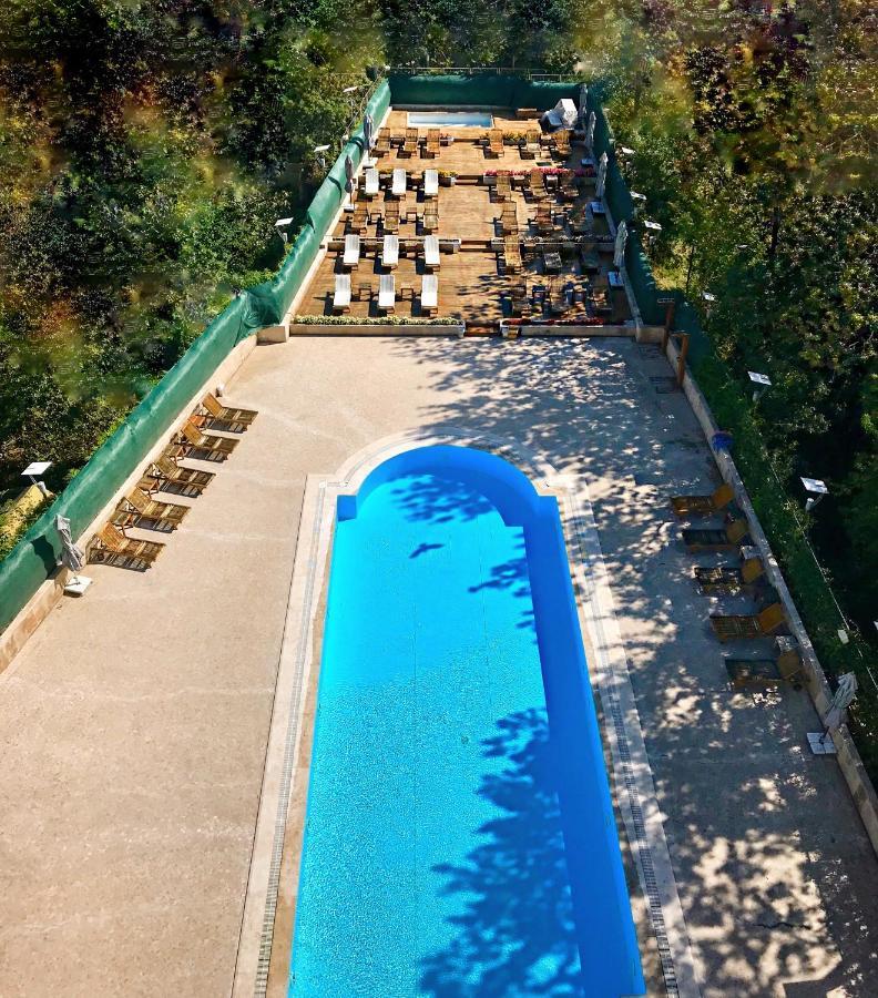 Cevahir Hotel Istanbul Asia Istambul Exterior foto The swimming pool at the hotel
