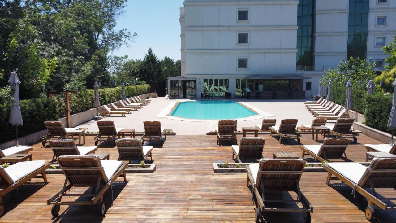 Cevahir Hotel Istanbul Asia Istambul Exterior foto The pool at the hotel
