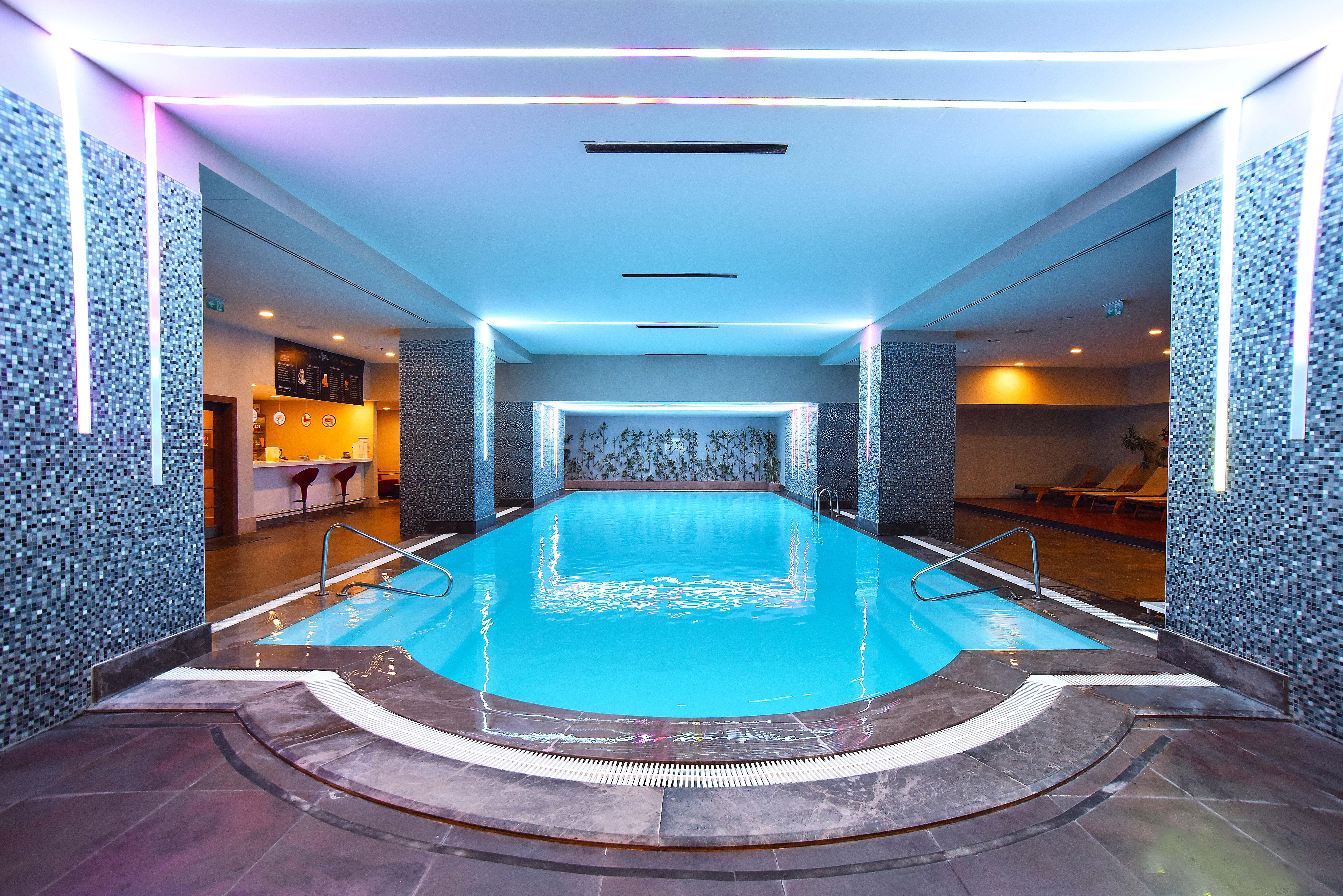 Cevahir Hotel Istanbul Asia Istambul Exterior foto The swimming pool at the hotel