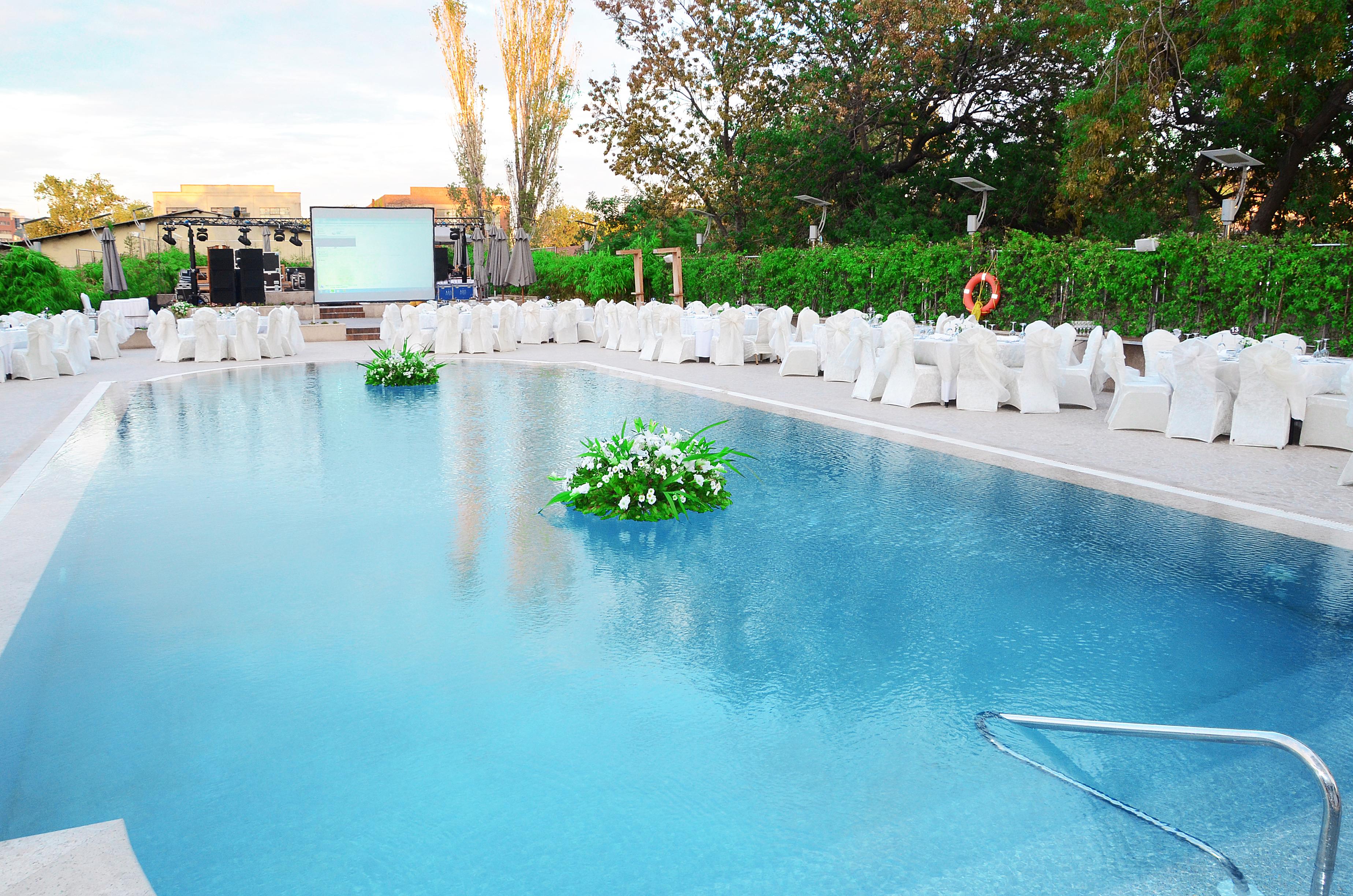 Cevahir Hotel Istanbul Asia Istambul Exterior foto The pool at the hotel