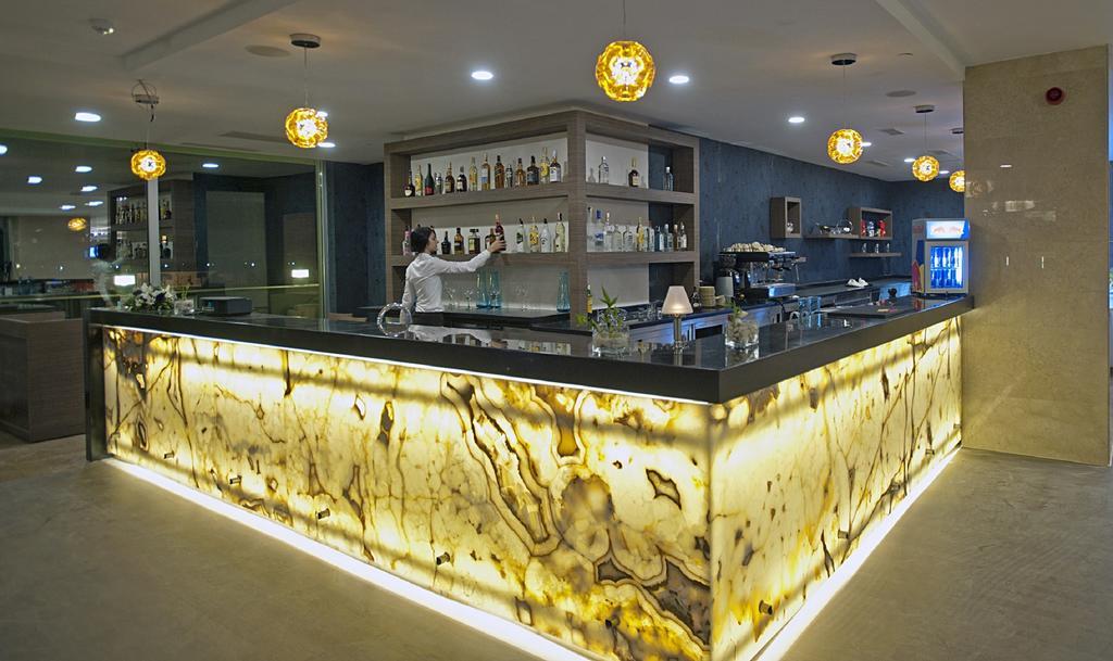 Cevahir Hotel Istanbul Asia Istambul Exterior foto A bar made of translucent stone