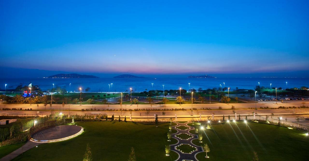 Cevahir Hotel Istanbul Asia Istambul Exterior foto View of the park at night