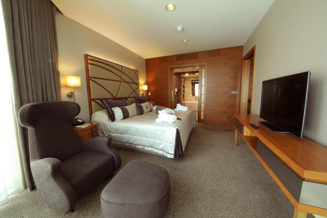 Cevahir Hotel Istanbul Asia Istambul Exterior foto A room at the hotel