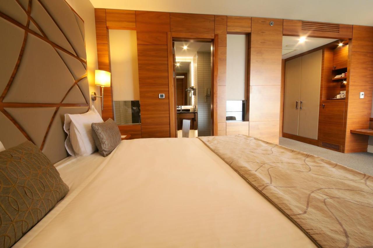 Cevahir Hotel Istanbul Asia Istambul Exterior foto A bedroom at the hotel